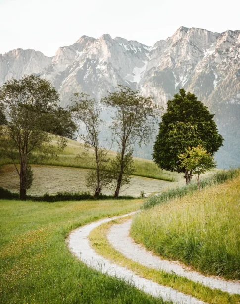 Free picturesque walk mountain image
